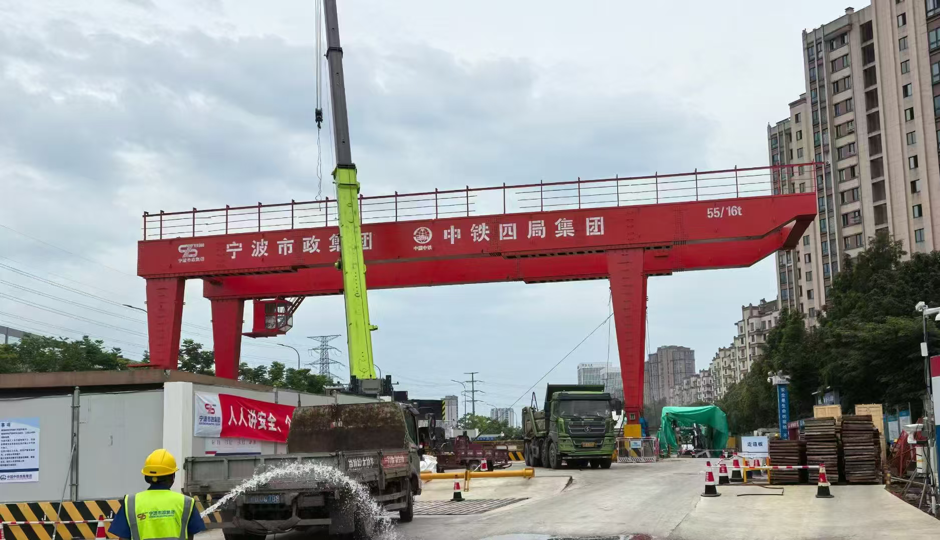 四川阿坝龙门吊厂家 水电站龙门起重机走台隐患排查与修缮